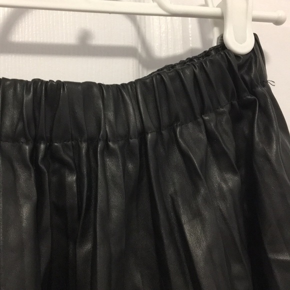 Pleated black skirt - Picture 2 of 3